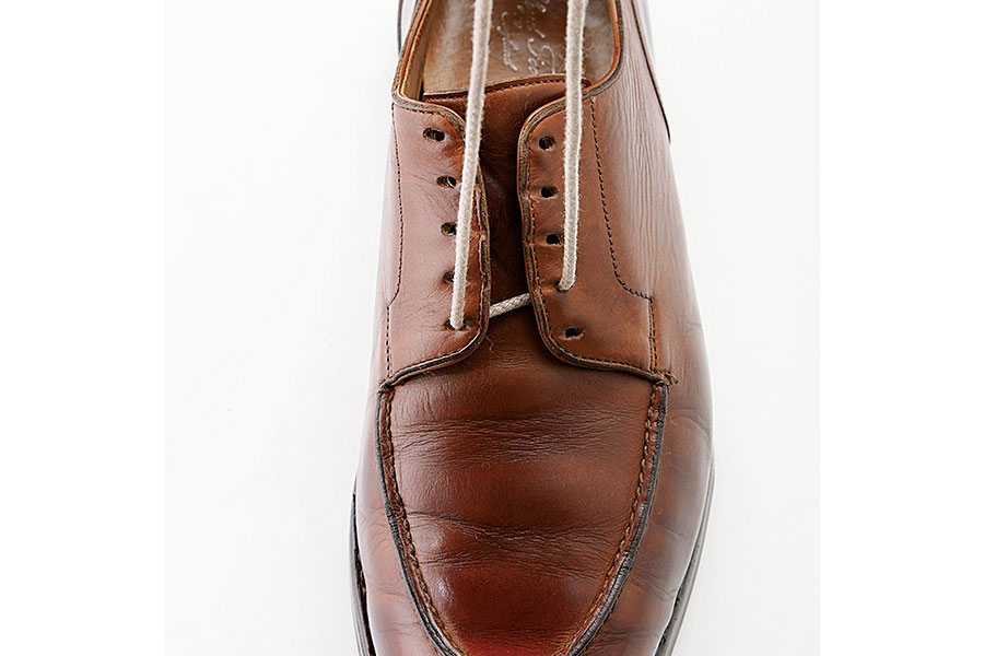 羽根の内側は最前列、外側は2番目のアイレットにシューレースを下から通す。