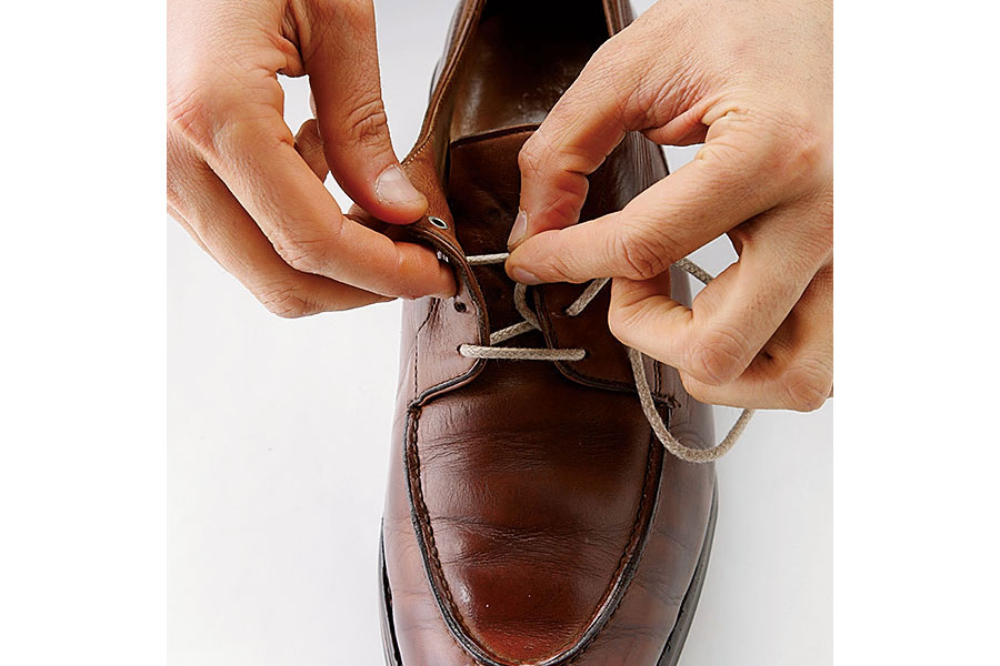 内側に通したシューレースを外側の最前列経由で内側の1個飛ばした先に通す。