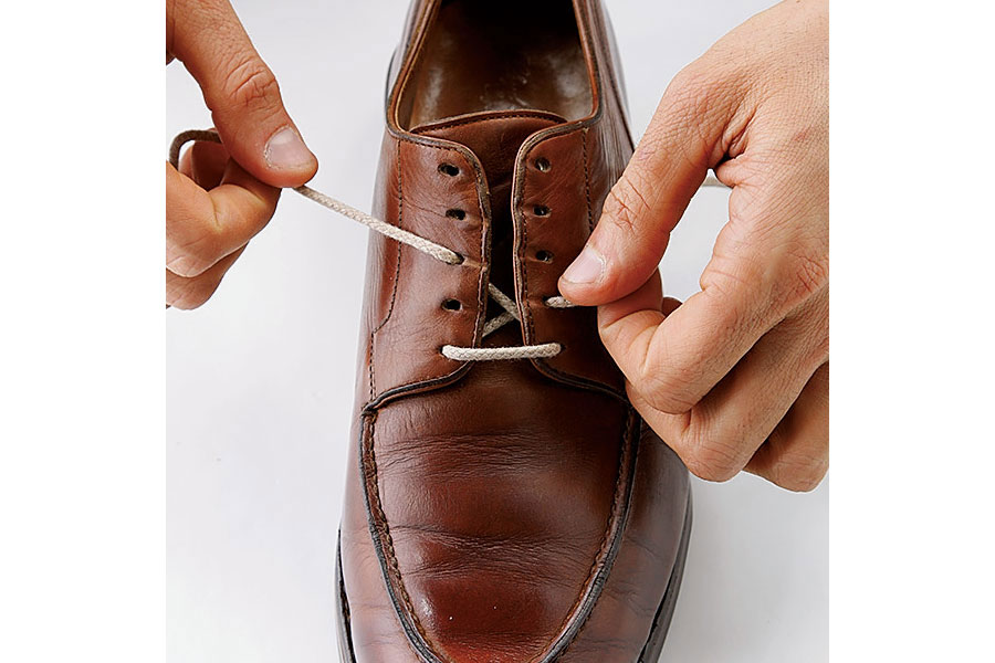 2を終えたところがこの写真。反対側のシューレースを抑え抜けないようにする。