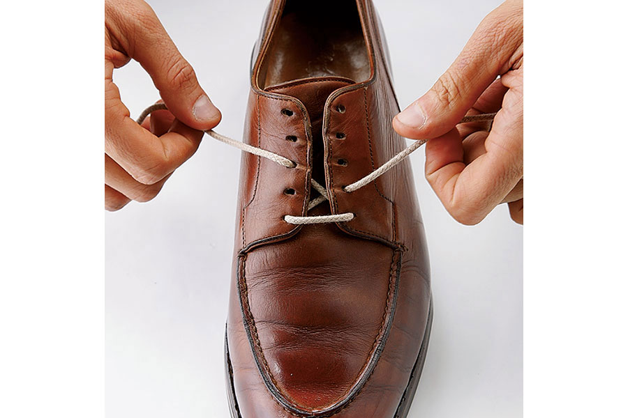 シューレースを通しやすいように羽根の間にすき間を作っておくことがコツ。