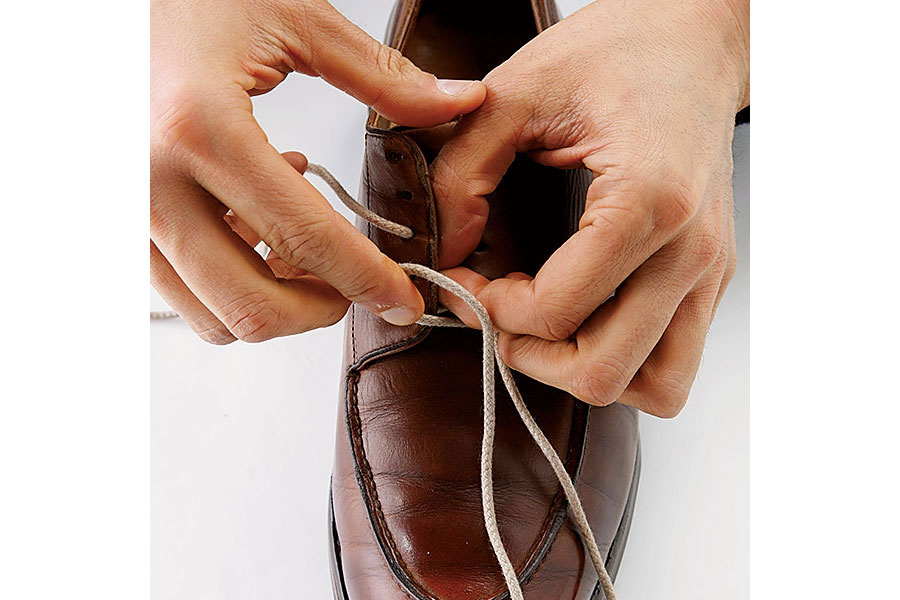 反対側のシューレースを内側の前から2番目のアイレットに通す。