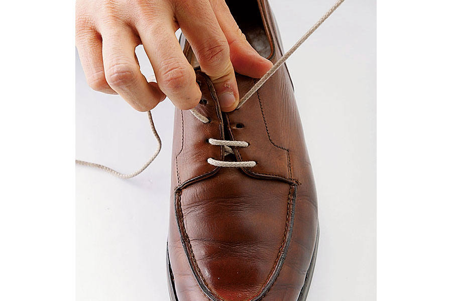 5で通したシューレースを外側の1個とばした先のアイレットに通す。