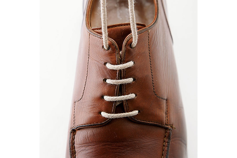 3から6の工程を繰り返していくとこの状態になる。左右のシューレースの長さを調節して完成。