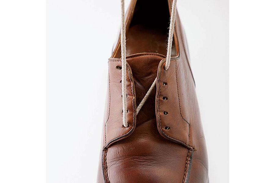 外側最後列のアイレットに通したシューレースを内側最前列に下から通す。