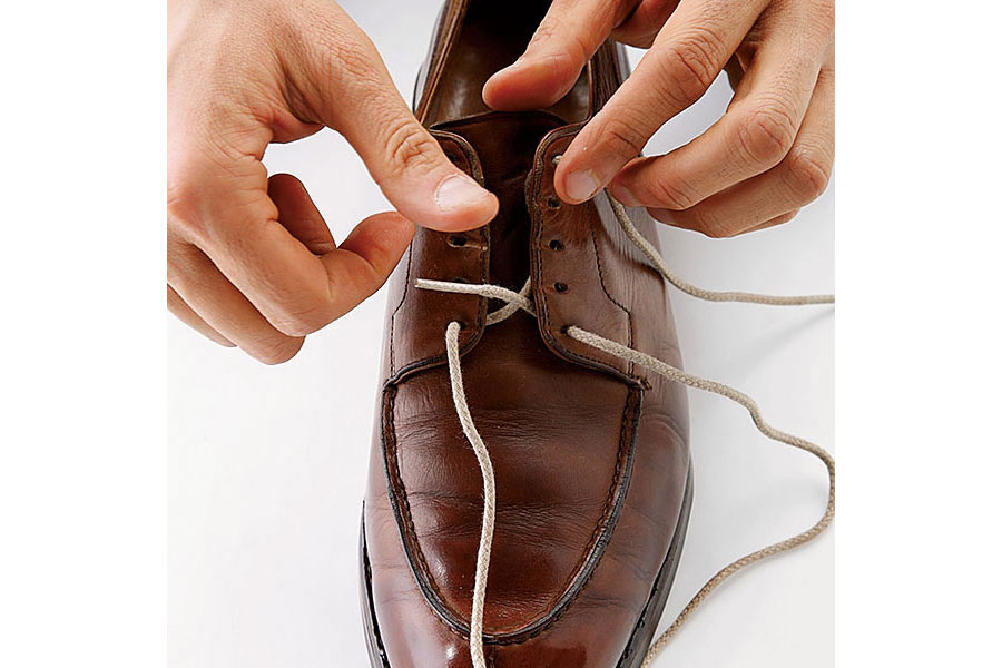 1で通したシューレースを外側最前列のアイレットに上から通す。