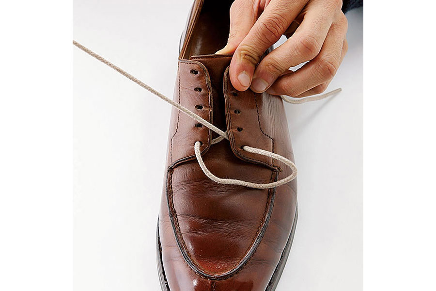 2で通したシューレースを今度は内側の前から2番目のアイレットに下から通す。