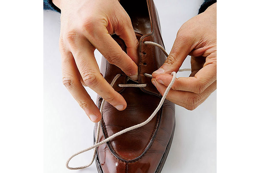 4で通したシューレースを今度は外側の前から2番目のアイレットに上から通す。