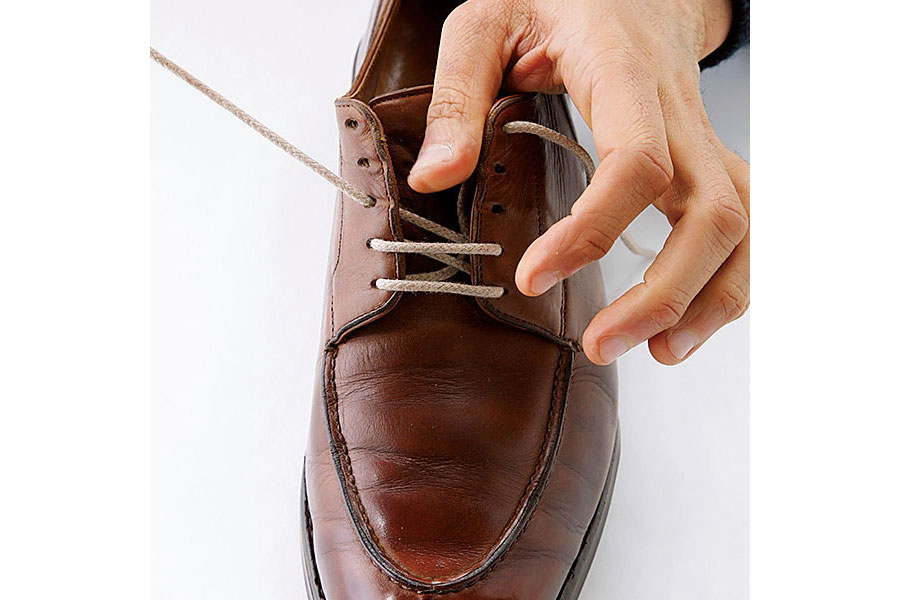 4、5の工程を繰り返し、段々とシューレースを上に通していく。