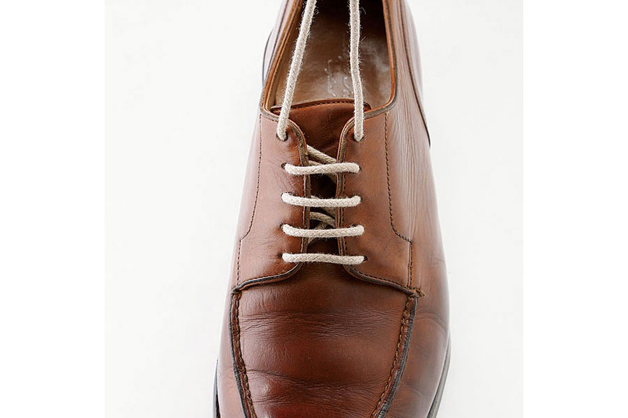 最後に左右に出ているヒモの長さを調節しやすいのもシングルの特長。ここまでくればヒモを結ぶだけ。