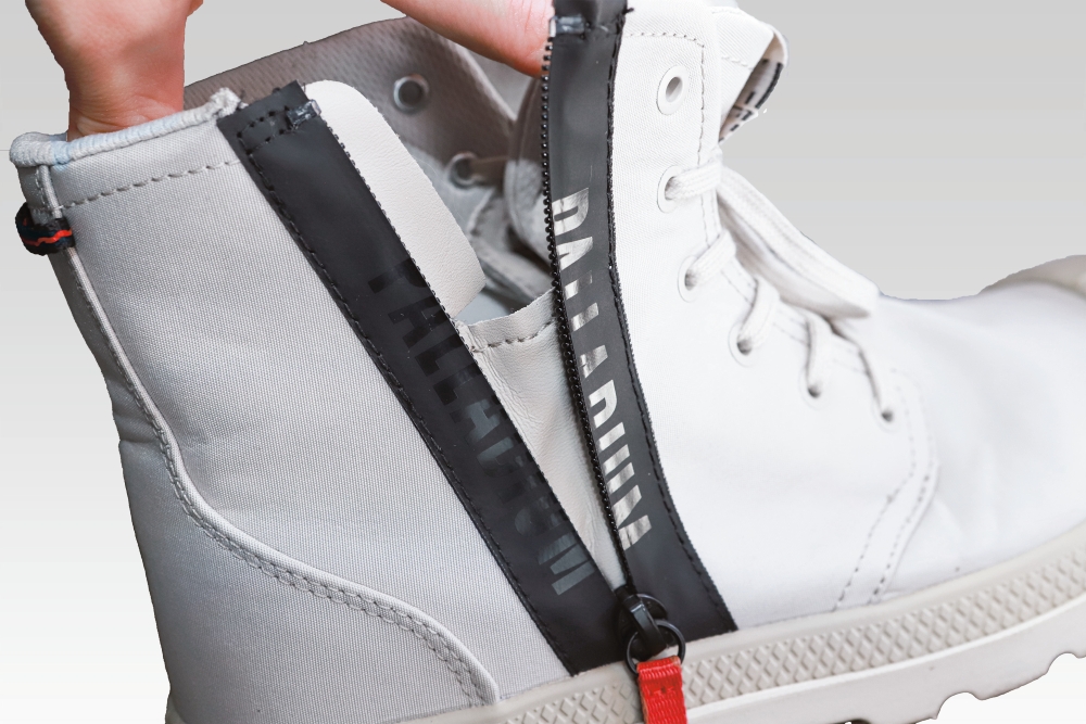 止水ジッパーとブーティー構造で防水性がアップしている。