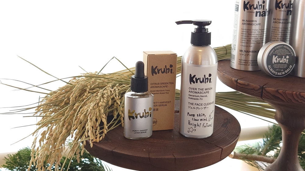 Kruhiのスキンケア製品と稲穂を組み合わせたディスプレイ。自然素材と調和するブランドイメージを演出。