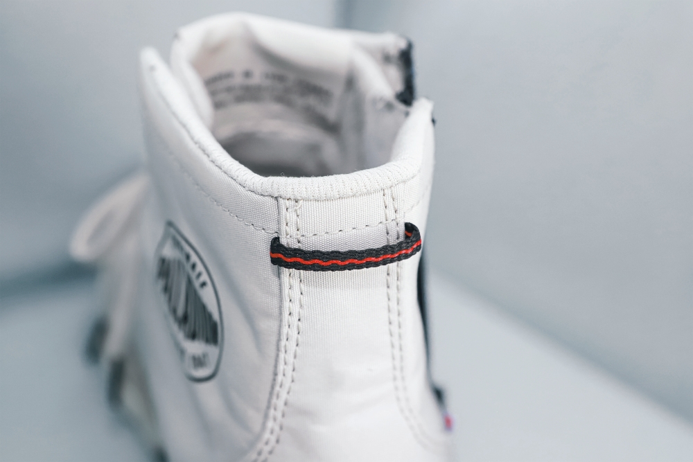 パラディウム「PAMPA HI SEEKER2」のかかと部分。履きやすさとデザイン性を高めるプルストラップ仕様。