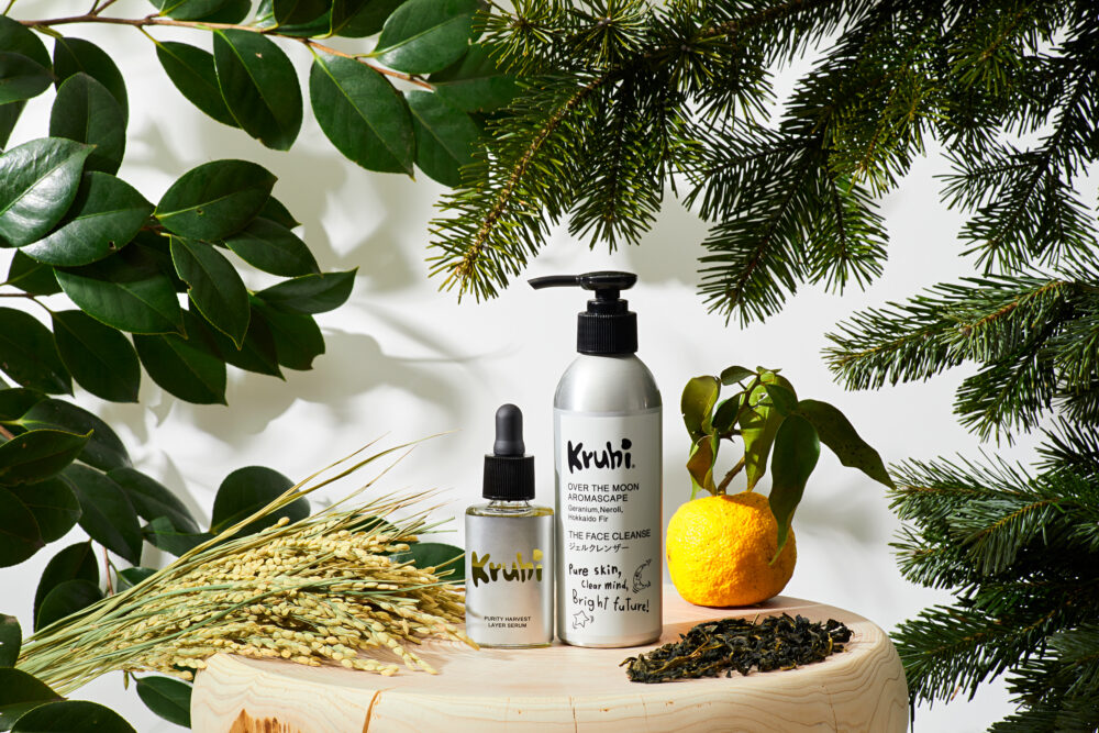 ジェルクレンザーと美容液を木の切り株の上にディスプレイし、柚子や茶葉、植物でナチュラルな世界観を演出。