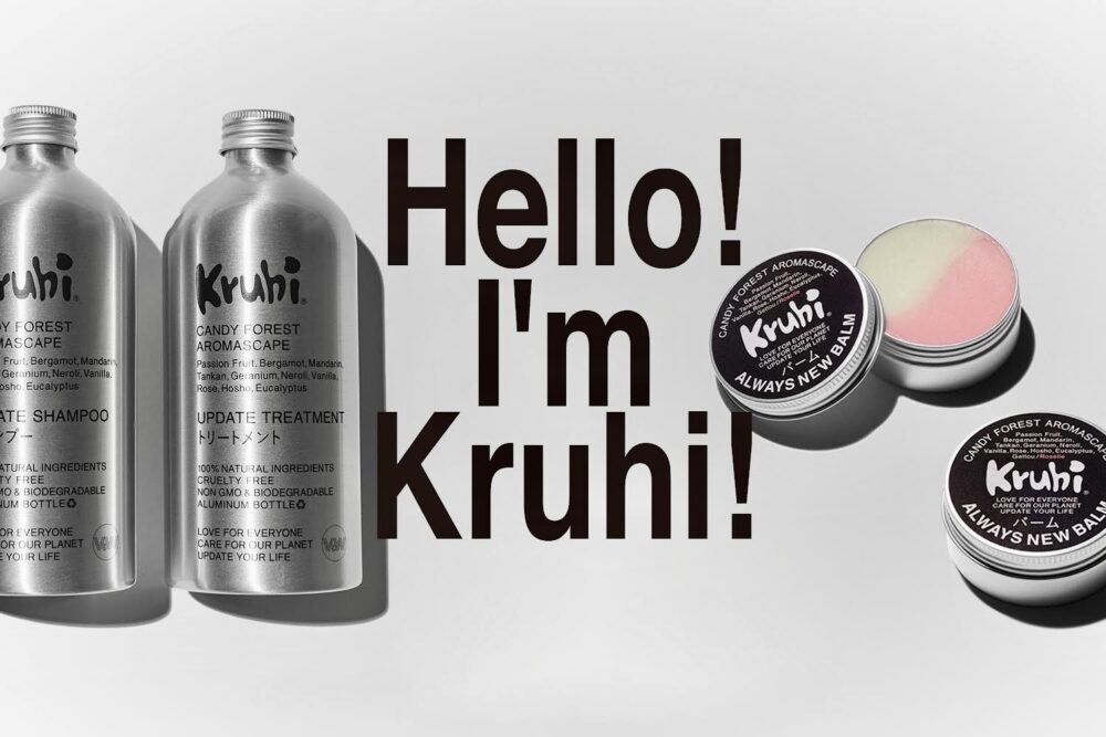 「Hello! I'm Kruhi!」のコピーとともに並ぶKruhiのヘアケア製品とバーム。ブランドの世界観を表現。