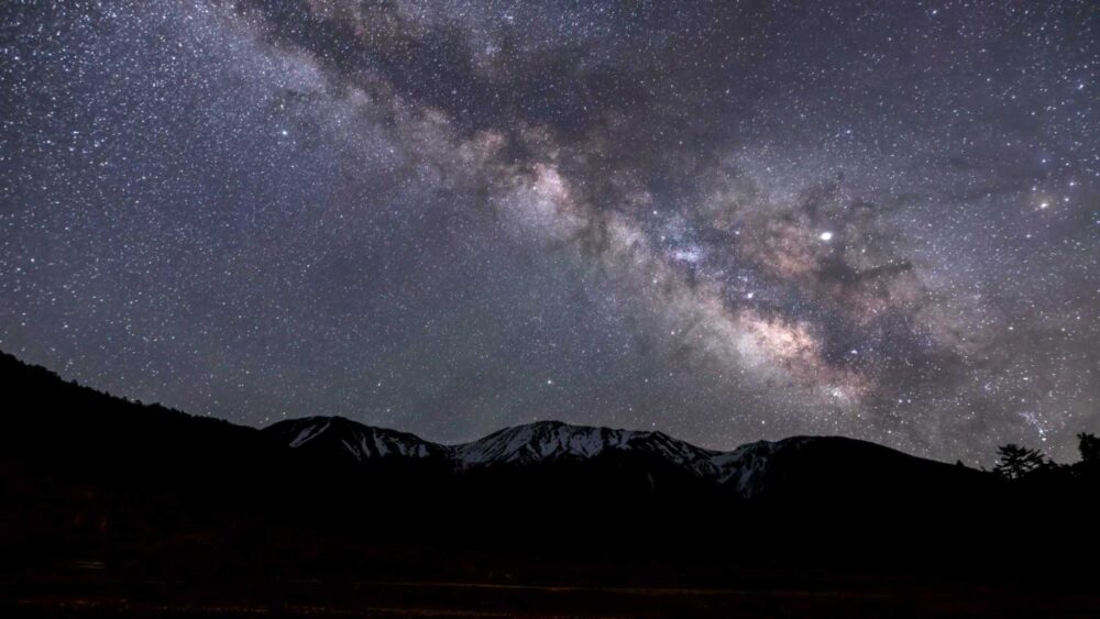 満天の星が広がる御嶽山麓の夜空。KUSHITANI EXPLORER PARKから見上げた星空。