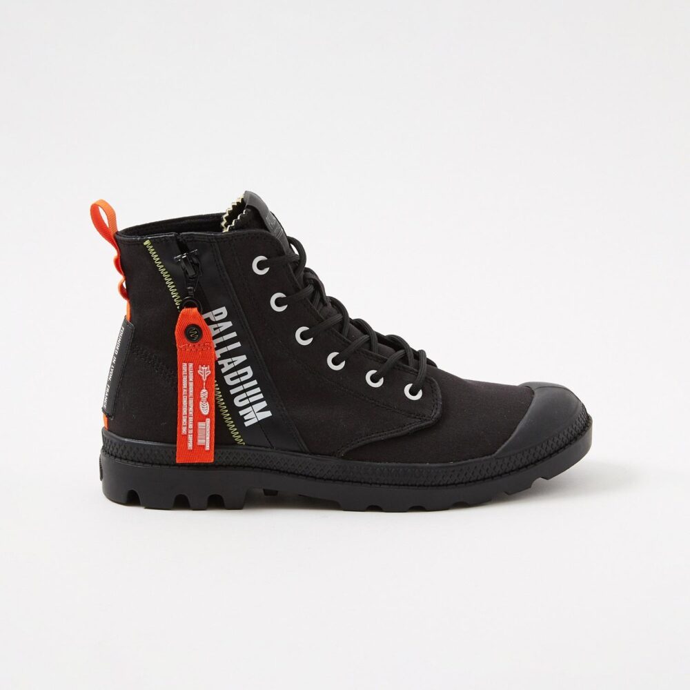 パラディウム「PAMPA HI OUTZIP OVERLAB」は、大胆で現代的なデザインが特徴のキャンバスブーツ。ストリートファッションにマッチする個性的な一足。