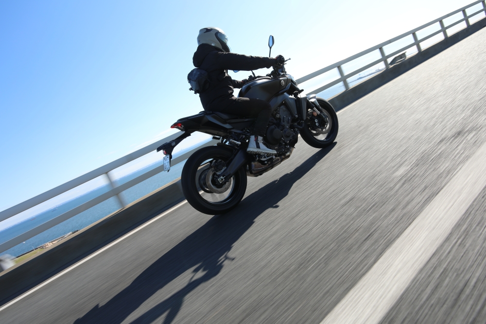 高速道路を走るライダー。防水シューズ「PAMPA HI SEEKER2」と相性抜群のライディングシーン。