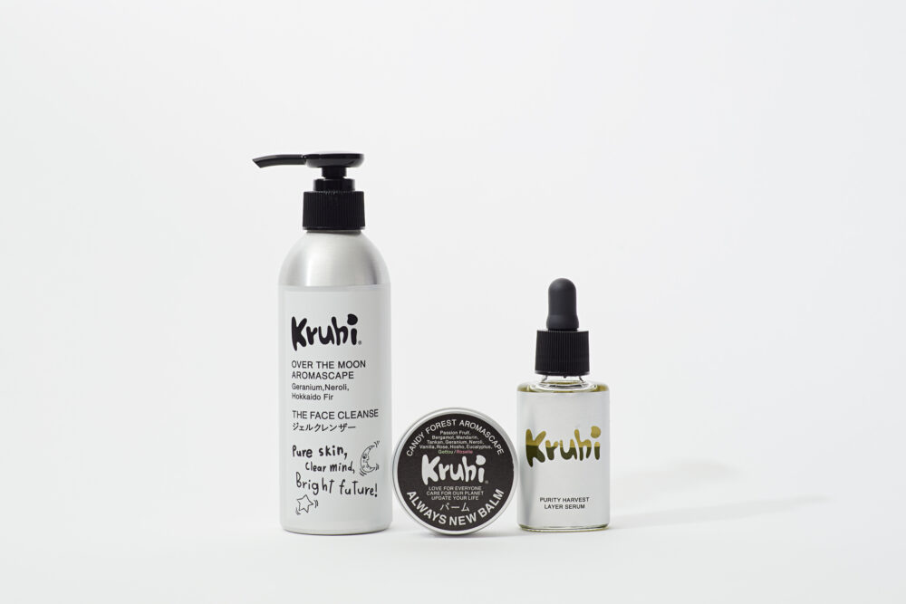 Kruhiのジェルクレンザー、バーム、美容液の3製品。白背景で製品パッケージが引き立つビジュアル。