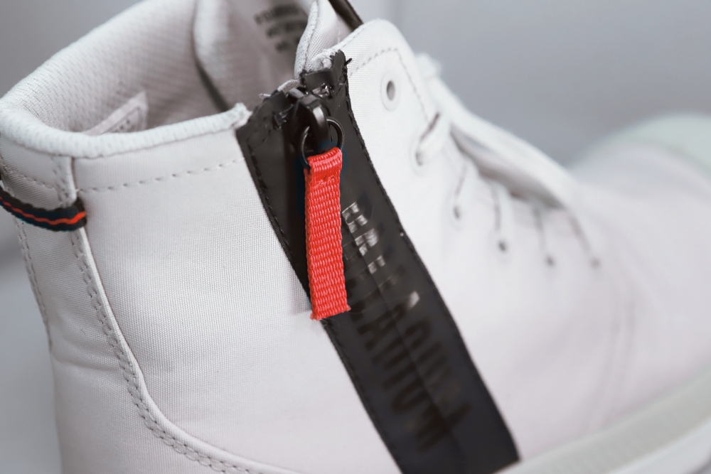 「PAMPA HI SEEKER2」の止水ファスナー。グローブ装着時でも使いやすい仕様で、雨天ライディングに最適。