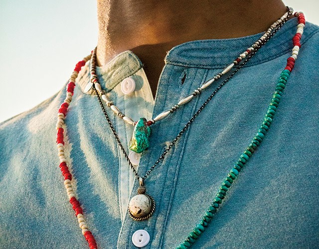 夏の日差しに映えるアクセサリー。