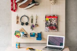 壁に穴をあけたくない！ ２×４材と有孔ボードを使ったおしゃれ壁面収納をDIY！
