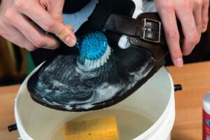 スエードを“水洗い”!? やらなきゃソンする、汚れたスエードのお手入れ術。