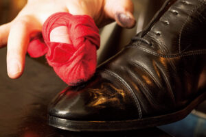 プロのシューシャイナー直伝! 靴磨きクロスの巻き方。