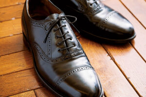 正しい革靴の紐の通し方・結び方。