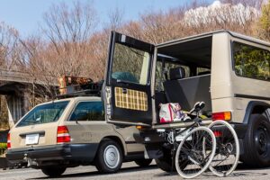 ちょい古ベンツはカジュアルなスタイルで乗るのが正解。