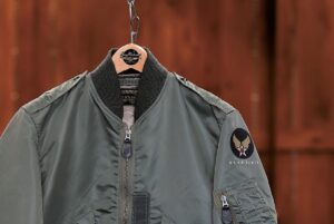 バイク乗りに! 過酷な環境に! 機能美の傑作「フライトジャケット」は“ゾーン”で選ぶ。