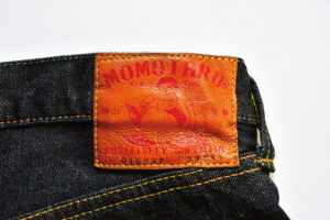 【桃太郎ジーンズ(MOMOTARO JEANS)の傑作ジーンズ】メリハリの効いたアタリが楽しめる世界最特濃の生地。