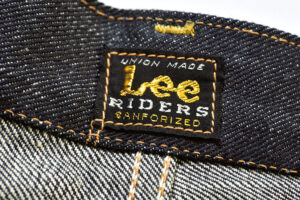 【リー（Lee）の傑作ジーンズ】忠実に復刻されたセンター黒タグが目を引く。