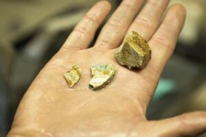 ターコイズ製造現場に潜入！ ただの石ころが宝石に変わる瞬間を徹底レポ！