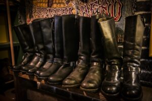 エンジニアブーツの定番vs変化球おすすめ19選！ 洒落者たちのコーデも参考に。