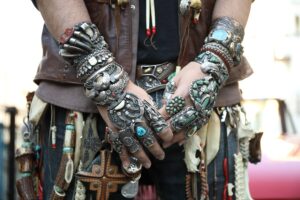 「BIGHAND ビッグハンド」のシルバーアクセサリーに魅せられた人々の、「甲冑」スタイルってなんだ？