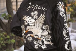 スカジャンコーデは、季節の変わり目にこそ大活躍!