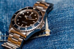 【ロレックス】ダイバーズウォッチの最高峰「サブマリーナー」とは？変遷から中古市場まで探る！