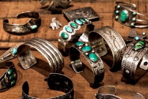 インディアンジュエリーとは? 歴代の巨匠作家とその本物の作品で歴史を振り返る。