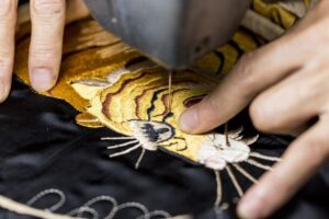 「スカジャン」とは？ メンズなら知っておきたい、由来、刺繍の意味から素材の種類まで。