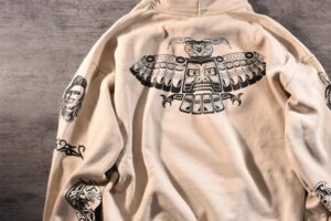 レッチリのボーカル、 アンソニー・キーディスのタトゥーをプリントしたパーカを札幌で発見。