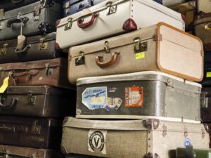 グローブトロッターからノーブランドまで、ヴィンテージトランクの中古市場の価格が知りたい！