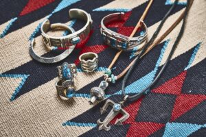 ナバホ族のシルバーアクセサリーの歴代有名作家と現役作家による31作品を紹介！
