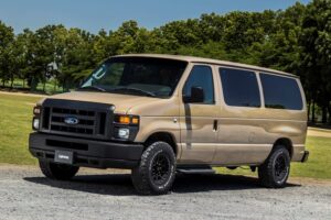 フォードのフルサイズバン「E-150」をカーゴフェイス×ブロックタイヤで迫力を格上げ！