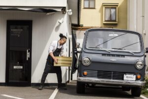 ケーキショップのトランポとして活躍する、かっこいいシボレー シェビーバンを拝見！