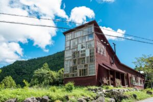 【リノベーション倉庫②】ゴミ集積所の家具や廃材を再利用!ゼロ・ウェイスト宣言を象徴するブルワリー。|徳島・上勝町