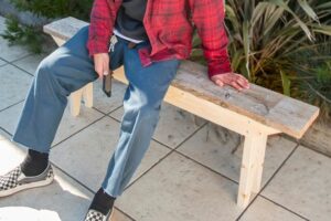 古材でDIY！ 古材の雰囲気が空間を変える狭小スペースに最適なベンチ。