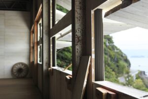 【リノベーション倉庫③】元・除虫菊の保管庫をリノベした、海沿いのトタン倉庫カフェ。｜和歌山・有田