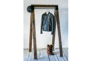収納がない部屋に！ ソーホースで簡単に作れるハンガーラック。