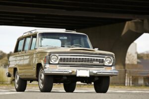 高級SUVのルーツとなった、ジープの名作4ドアワゴン「ワゴニア」。