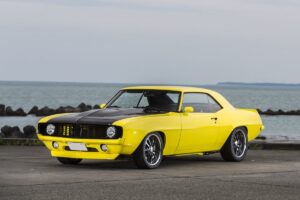 旧車で現代の走りを楽しむプロツーリングスタイルにカスタムされたシボレー・カマロ。